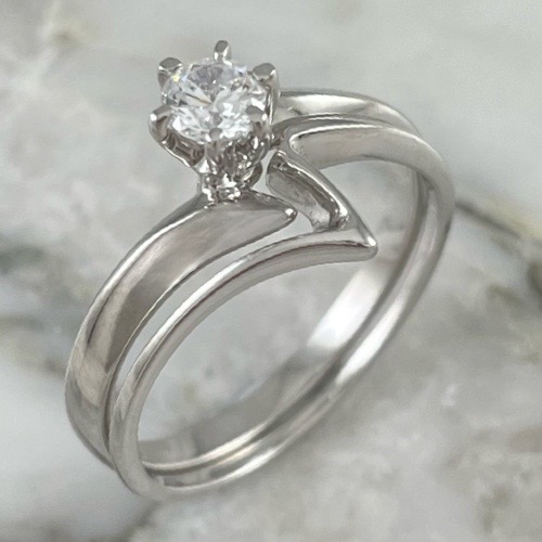 Crossed Step On Ring 