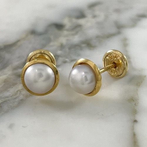 Classic Pearl on Base Screw-Back Stud
